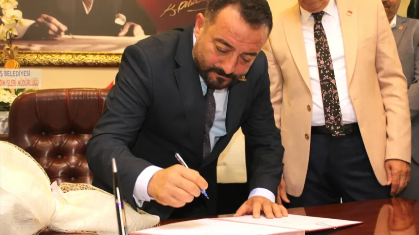 Ödemiş'te Belediye Başkanı seçilen Mustafa Turan, göreve başladı