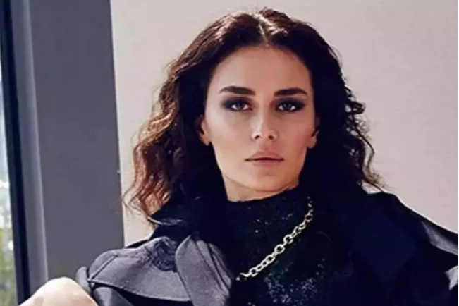 Şarkıcı ve eski manken Ayşe Hatun Önal kimdir? Ayşe Hatun Önal aslen nereli? haberinin görseli
