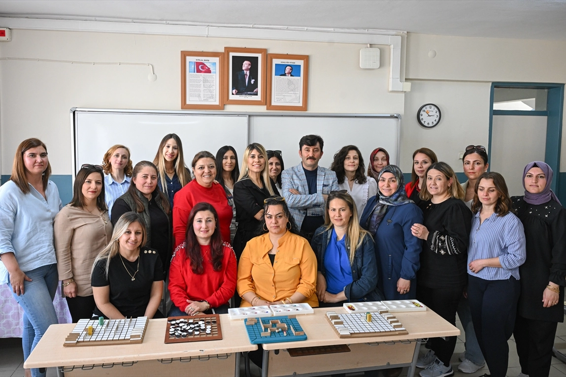 Anneler ve çocukları arasında heyecan dolu rekabet: Evde zeka oyunları dönemi başladı