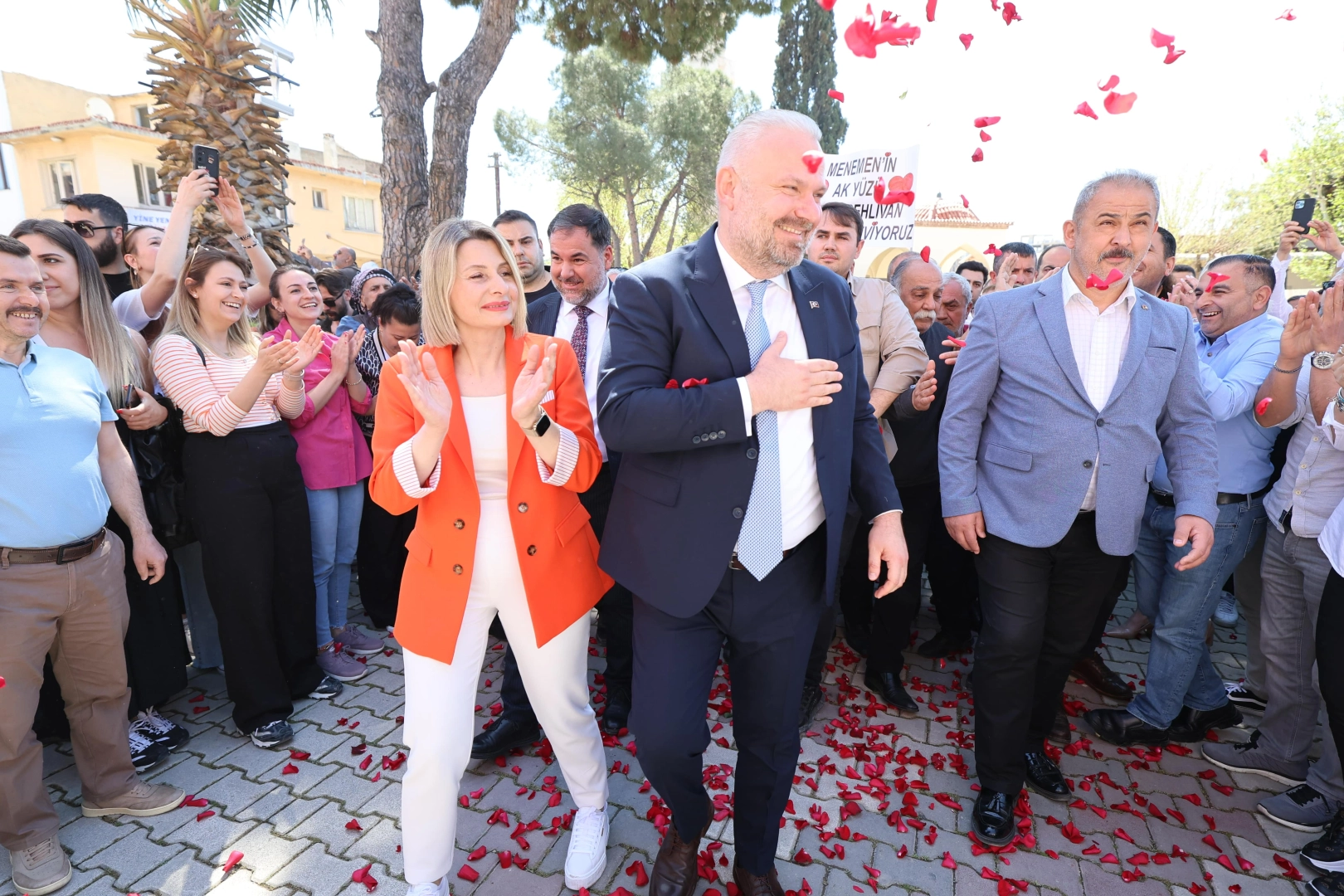 Aydın Pehlivan mazbatasını Menemenliler eşliğinde aldı