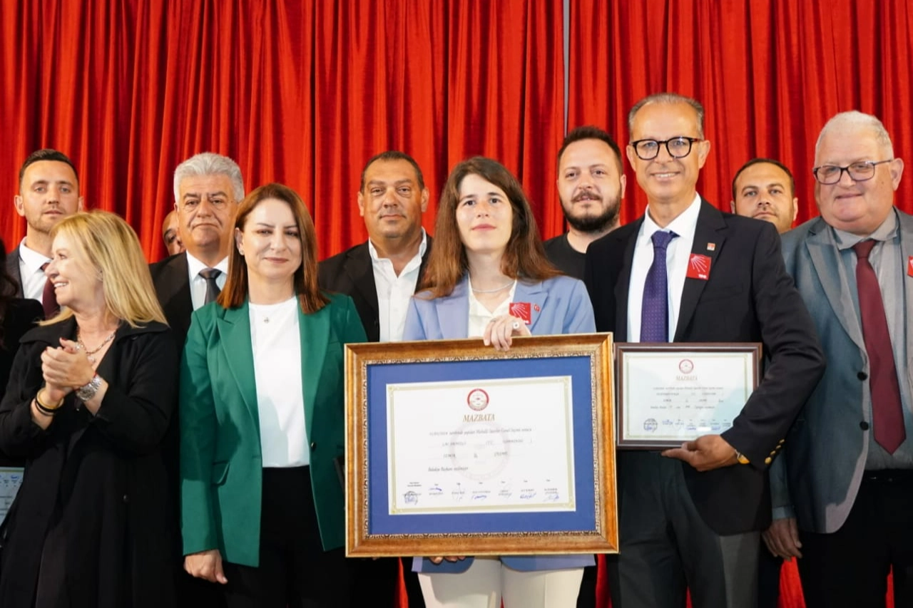 Çeşme’nin ilk kadın başkanı Lal Denizli mazbatasını aldı