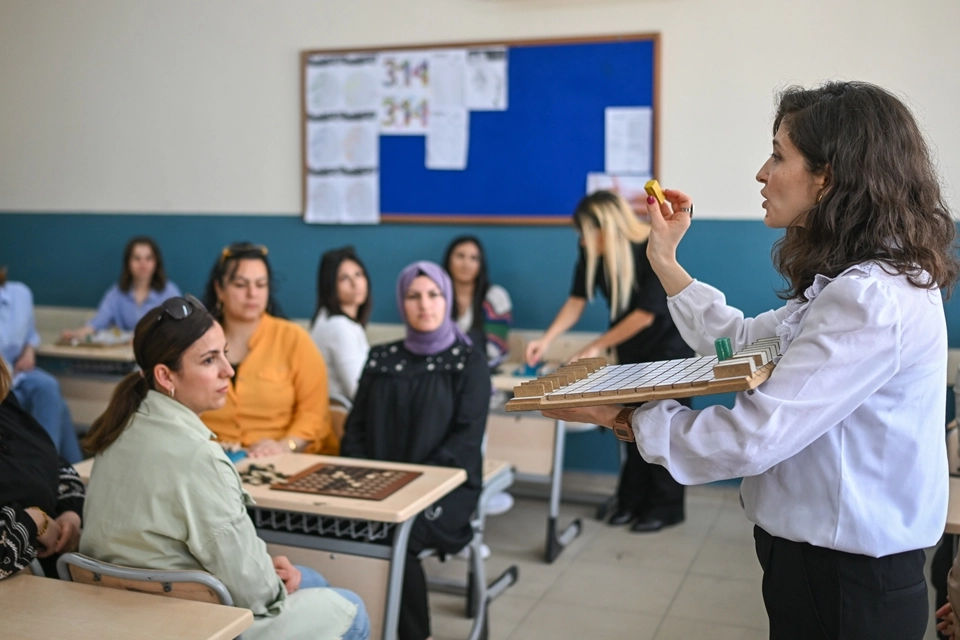 İzmir'de anneler zeka oyunları öğreniyor