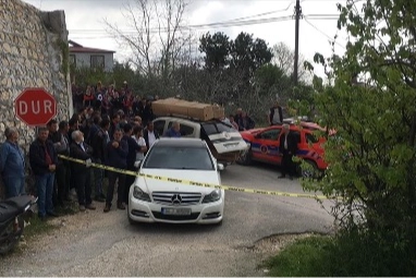 Mersin'de şok olay: Anne ve oğlu evde, baba arabada yanarak can verdi