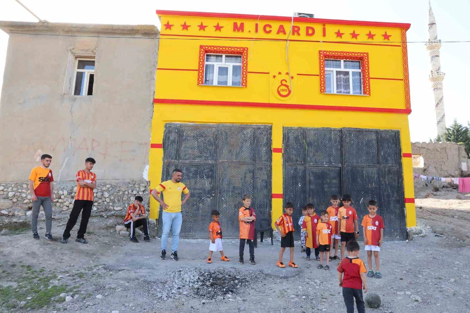 Böyle taraftar görülmedi: Evini sarı-kırmızıya boyattı haberinin görseli