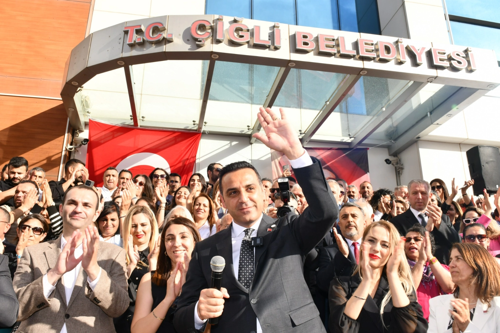 Çiğli'nin yeni Başkanı Onur Emrah Yıldız: Kuvva bire inmedikçe, umut vardır