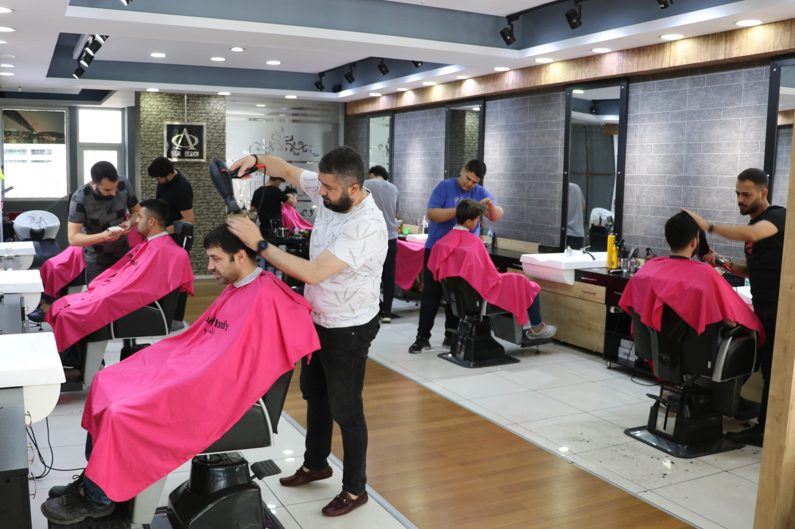 Erzincan'da berberlerde bayram yoğunluğu yaşanıyor haberinin görseli