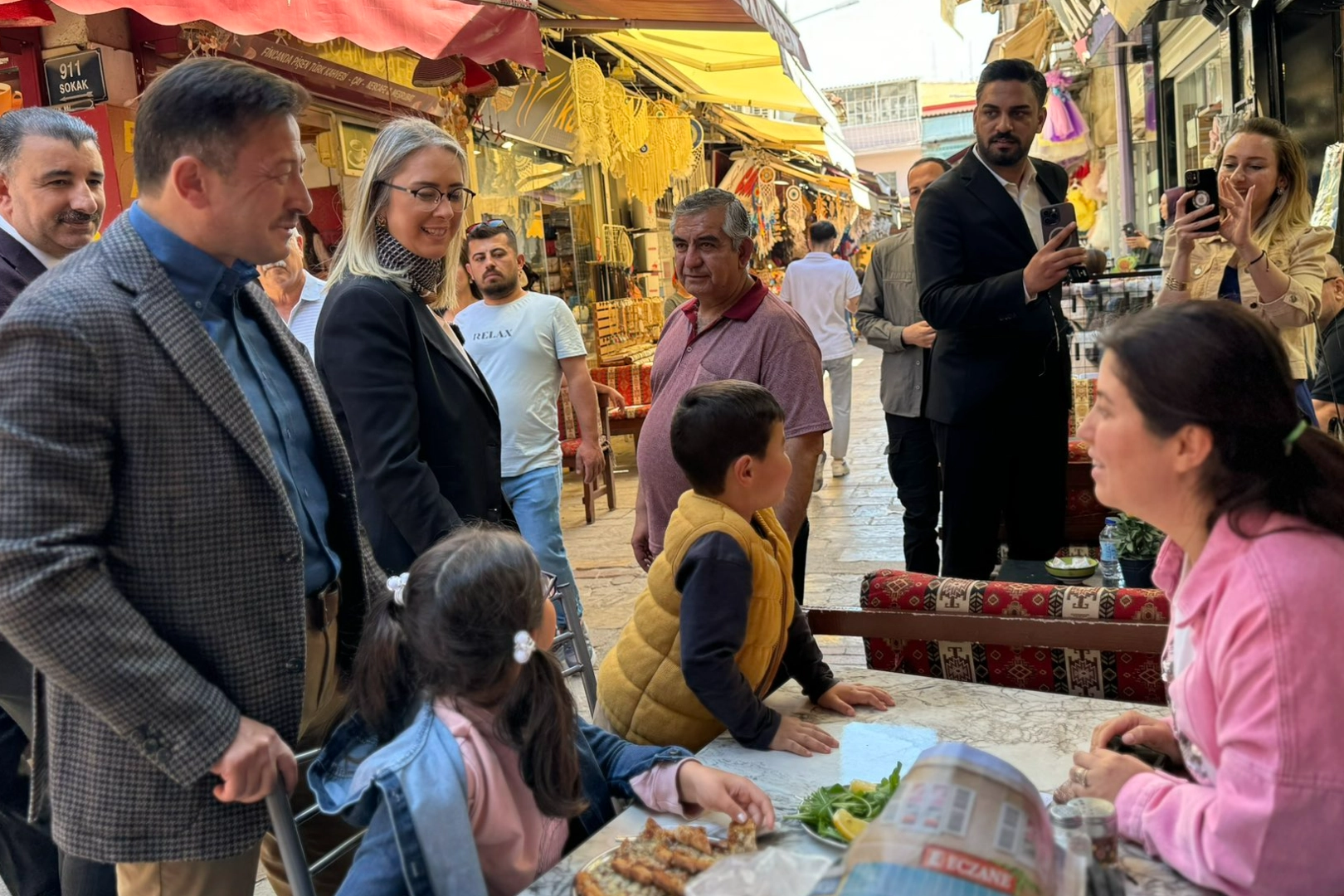 Hamza Dağ ve Ceyda Bölünmez Çankırı, Kemeraltı'nda vatandaşlarla buluştu