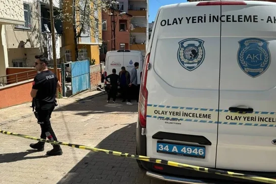 İstanbul’da akıl almaz olay! Annesi ve ağabeyini öldürdü, babası ve kız kardeşini ağır yaraladı