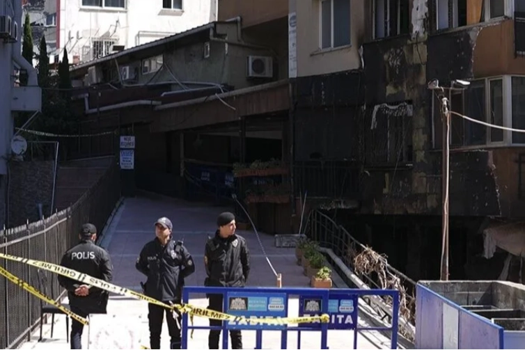 İstanbul'daki gece kulübünde tadilatın ilk gününde de yangın tehlikesi atlatılmış haberinin görseli
