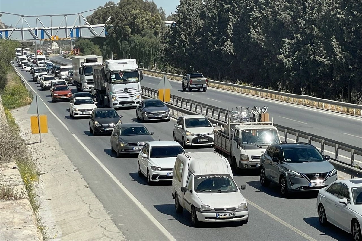 İzmir ve Aydın'da turizm güzergahlarında trafik akışı yavaşladı haberinin görseli