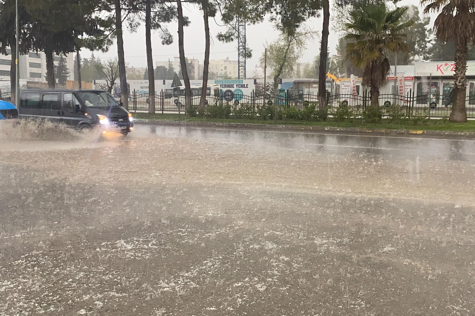 Adıyaman'da sağanak yerini doluya bıraktı: Şehir beyaza büründü