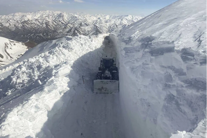 Hakkari'de kapanan yol bir haftada açıldı haberinin görseli