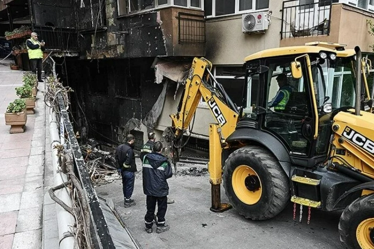 İstanbul’da yanan gece kulübünün bulunduğu binada çalışmalar devam ediyor haberinin görseli