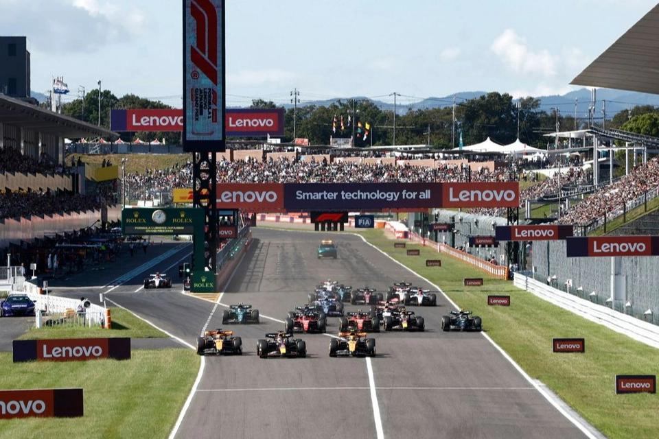 Japonya’da gülen Verstappen