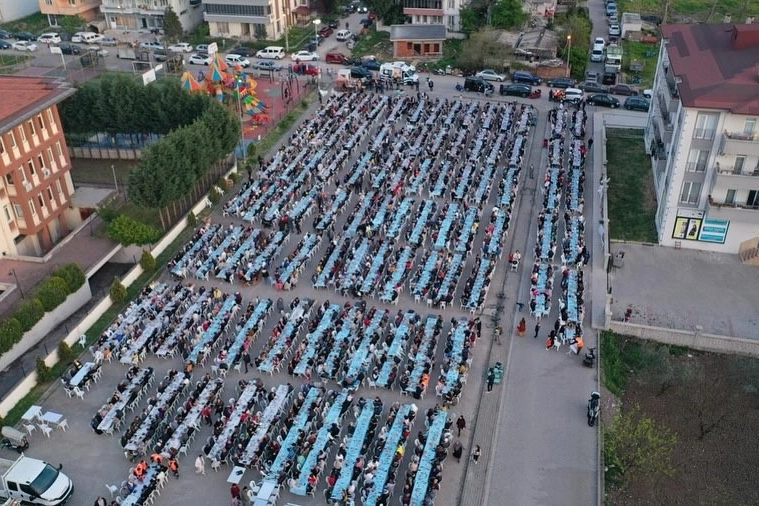 Yalova’da 4 bin kişilik iftar sofrası kuruldu haberinin görseli
