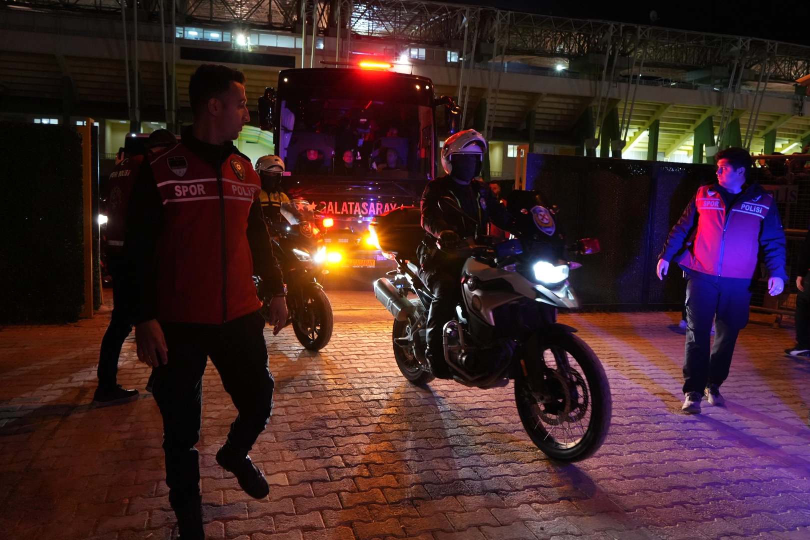 Galatasaray taraftarların sevgi gösterileri ile stattan ayrıldı haberinin görseli