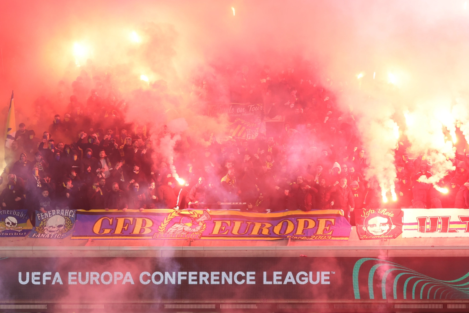 UEFA, Fenerbahçe'nin taraftar cezasını indirdi haberinin görseli