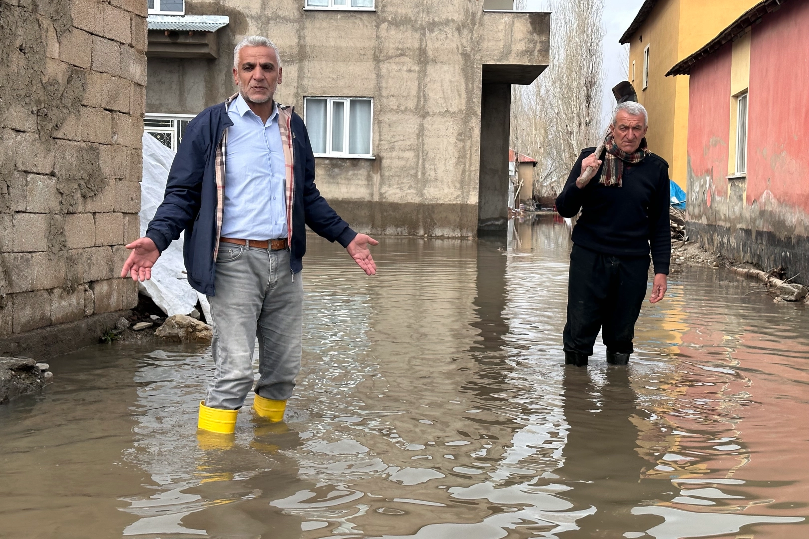 Hakkari'de sağanak etkili oldu: Evler sular altında kaldı