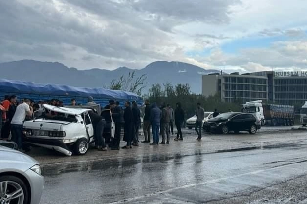 Hatay'da feci kaza: Tofaş kağıt gibi ezildi! 1’i ağır 4 yaralı