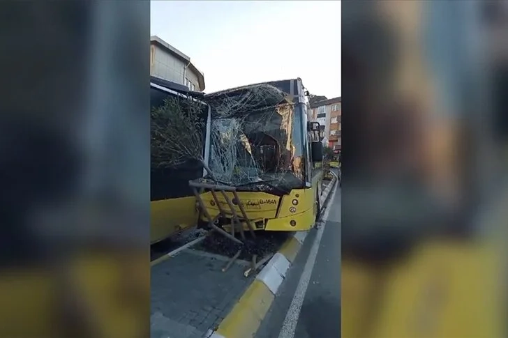 Gaz pedalı takılı kalan İETT otobüsü duraktaki 4 araca çarptı