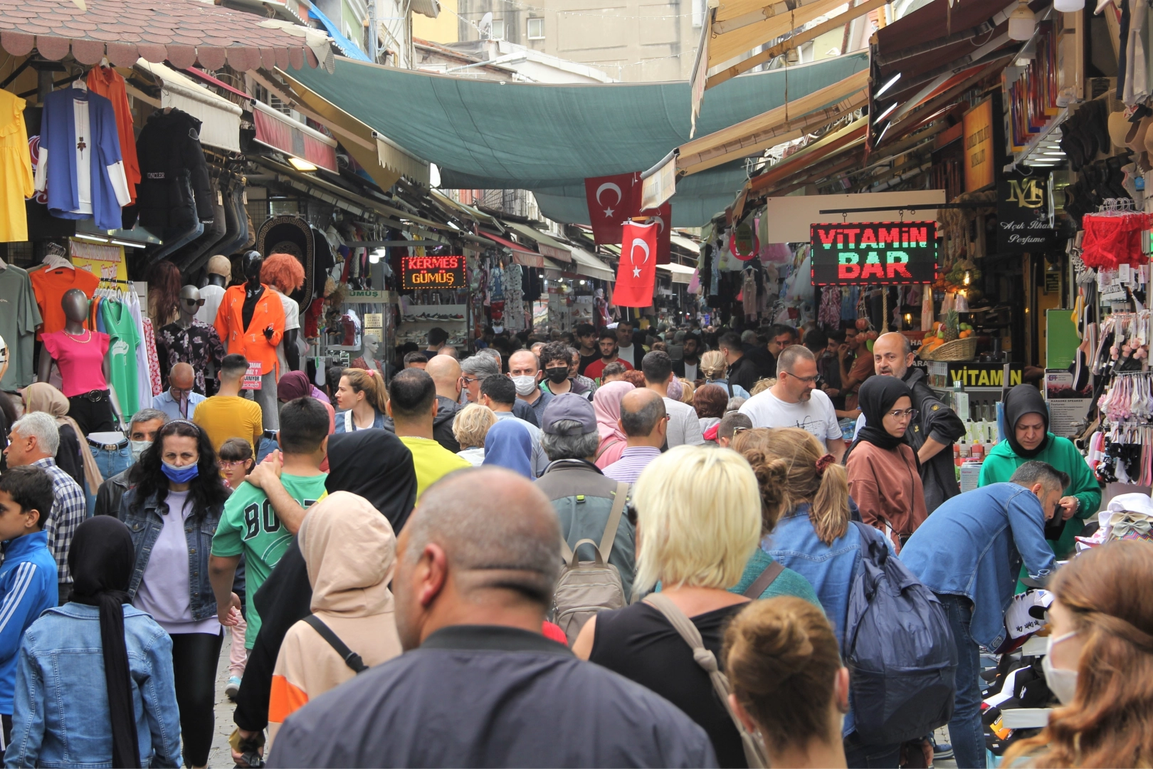 İzmir’de bayram yoğunluğu: Kemeraltı Çarşısı eskisi gibi değil…