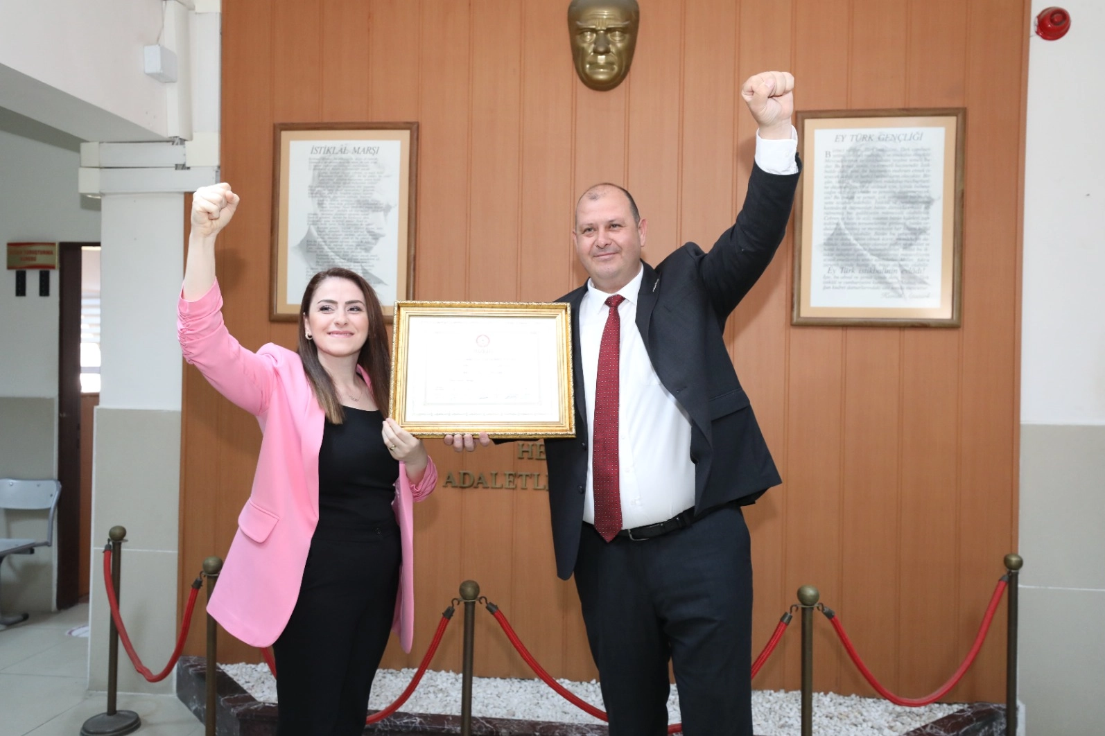 Menderes Belediye Başkanı İlkay Çiçek mazbatasını aldı haberinin görseli