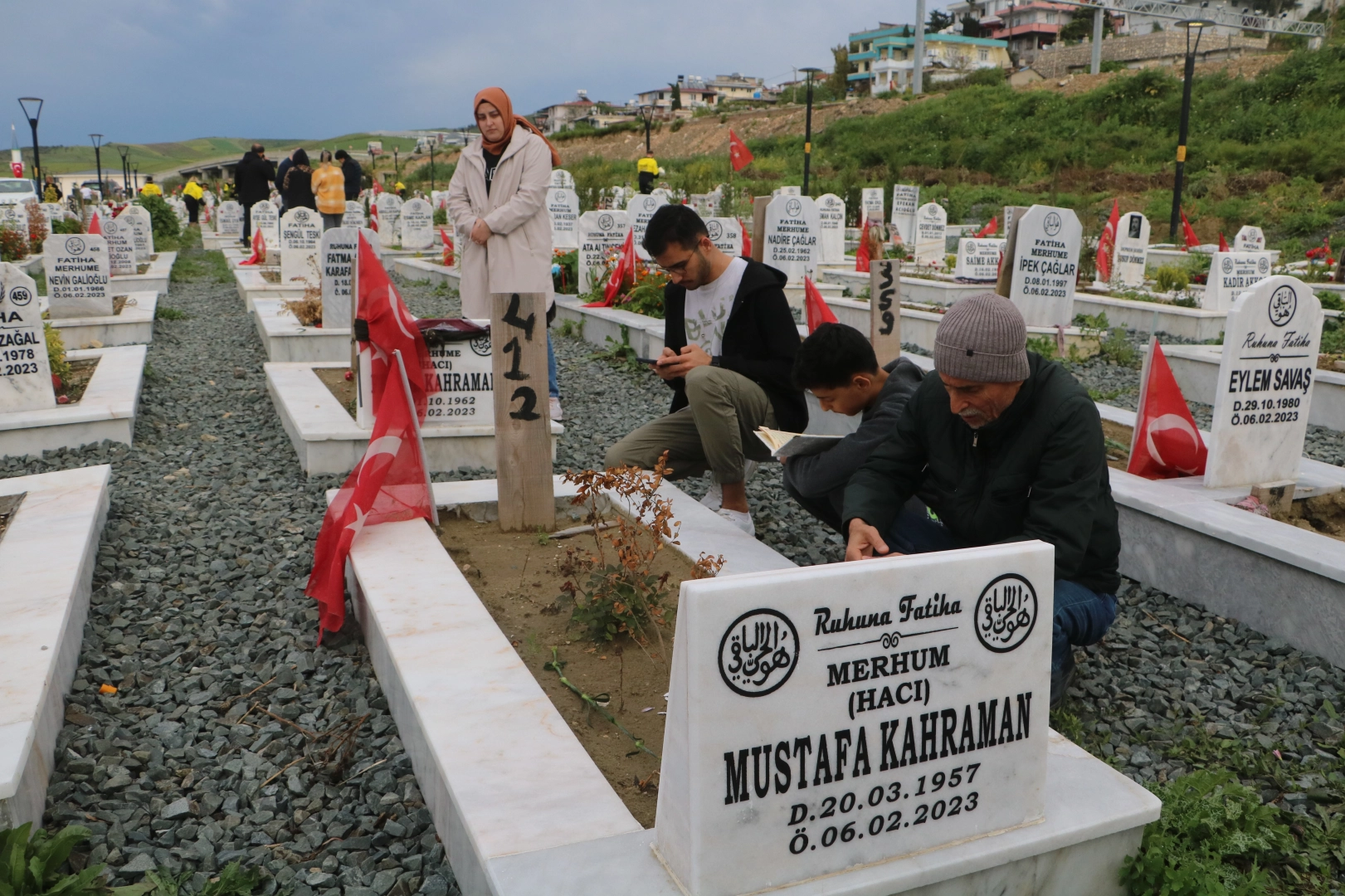 Deprem bölgesinde mezarlıklarda hüzünlü bayram ziyareti haberinin görseli