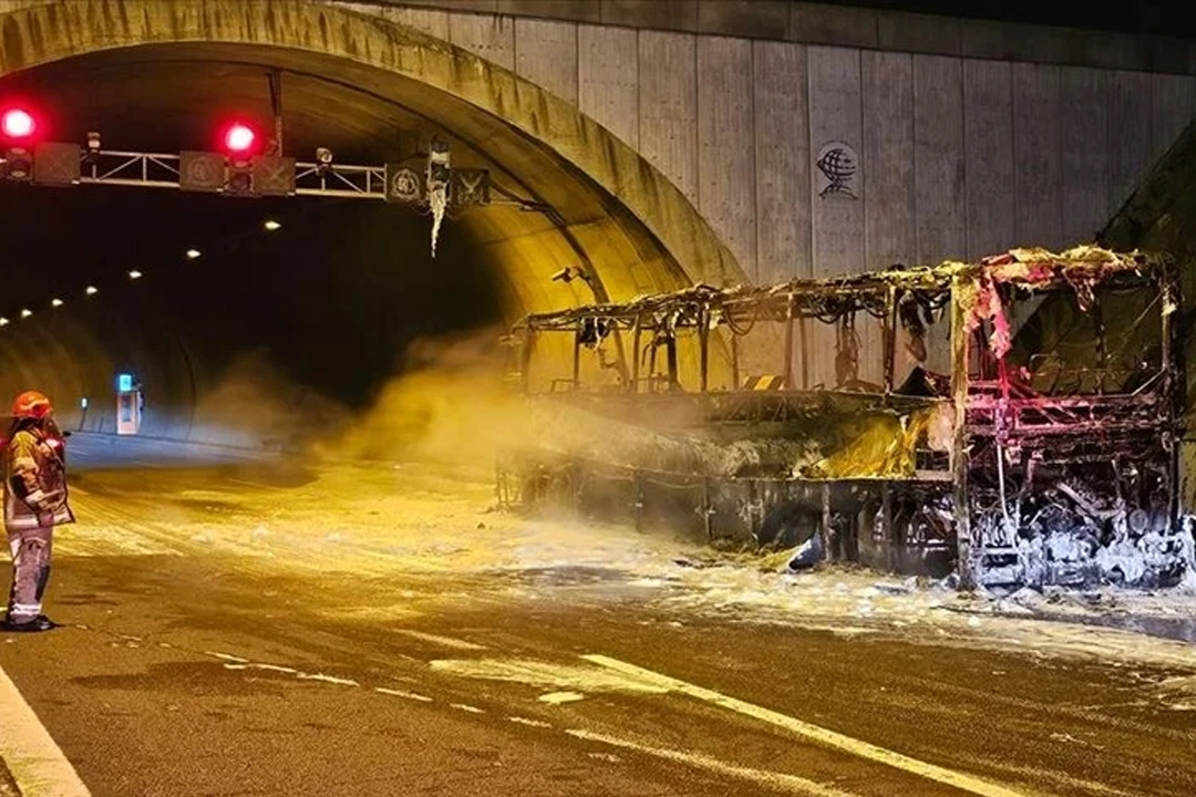 Bursa'da seyir halindeki yolcu otobüsü alevlere teslim oldu