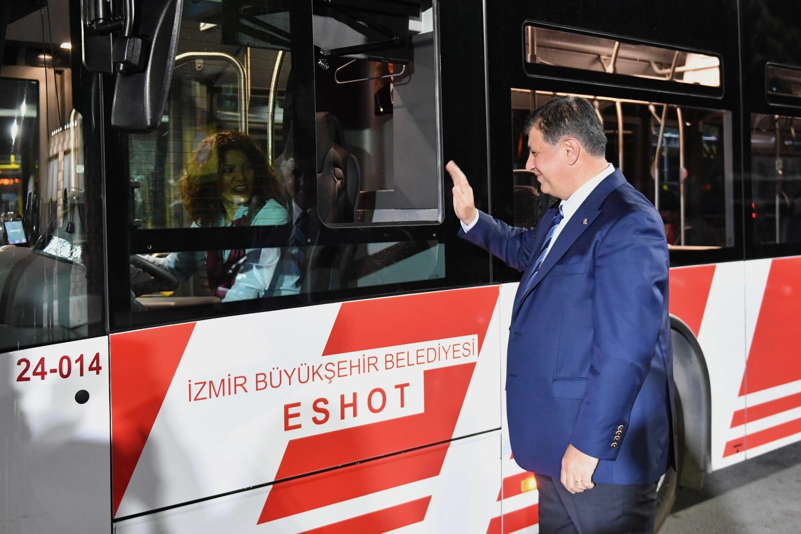 Cemil Tugay'ın Büyükşehir başkanlığında ilk bayram mesaisi ESHOT ile başladı haberinin görseli