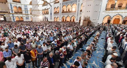İzmir bayram namazı saati 2024… İzmir’de bayram namazı saat kaçta kılınacak? İl il bayram namazı saatleri! haberinin görseli