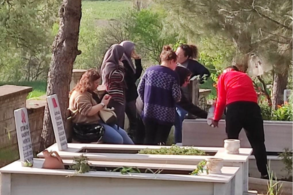 Manisa Selendi'de mezarlıklara ziyaretçi akını haberinin görseli
