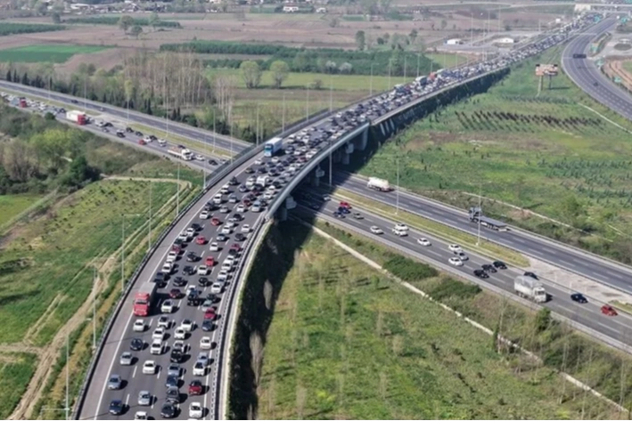 Kocaeli ve Bolu'da ağır tonajlı araçlara bayram dönüşü seyir yasağı haberinin görseli