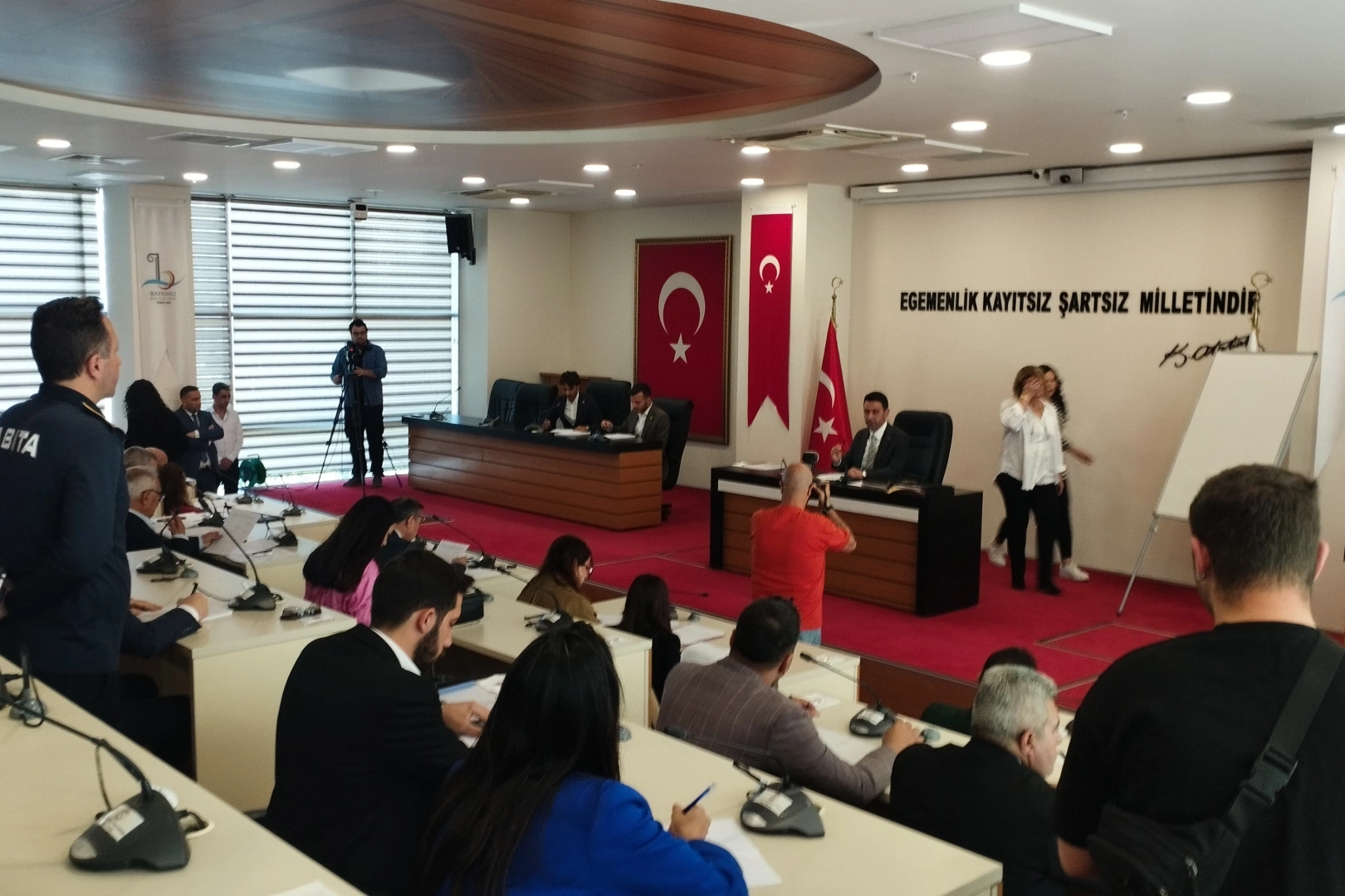 Yeni dönemin ilk meclisinde dev borçlanma! haberinin görseli
