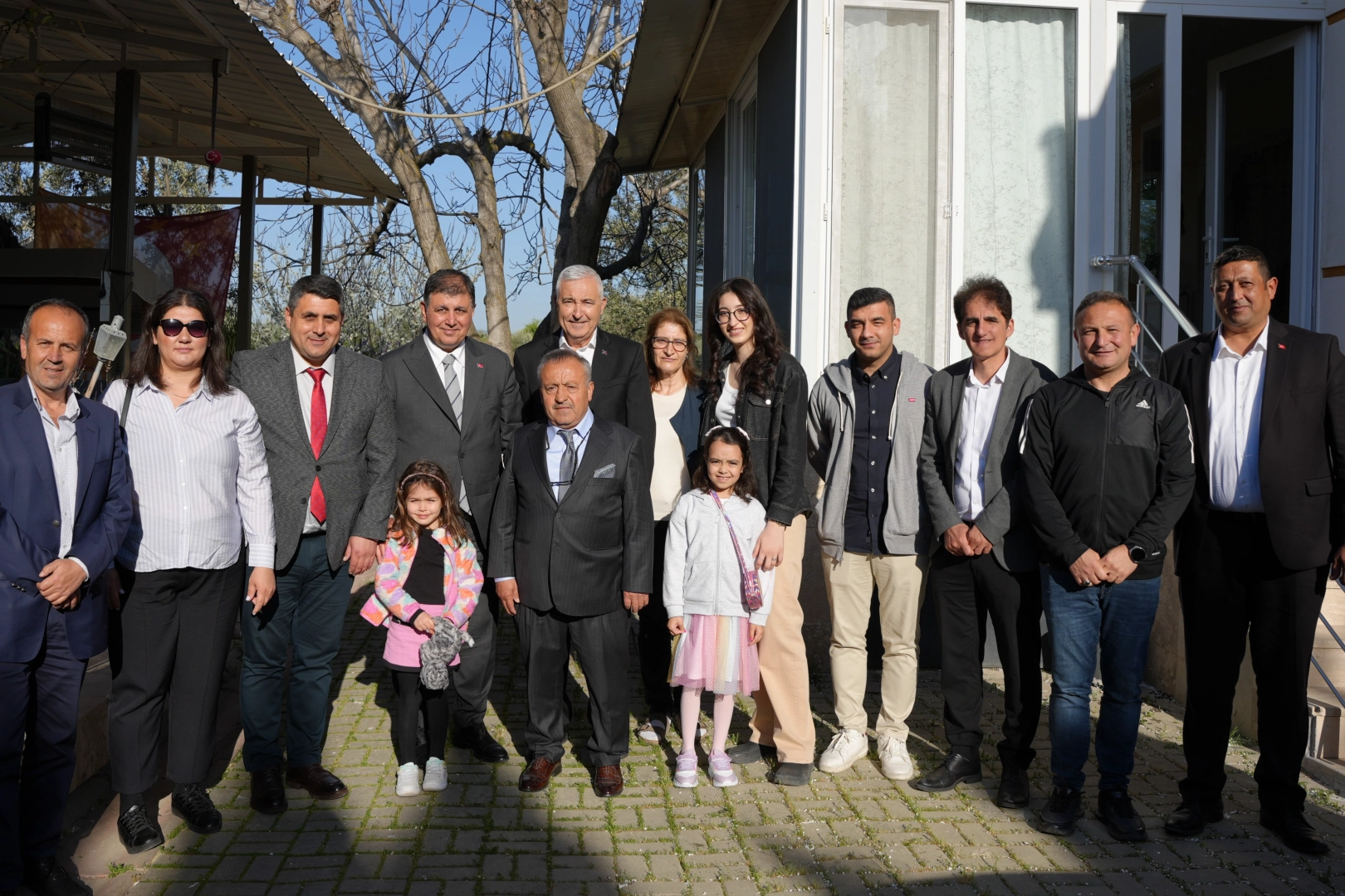 Başkan Dr. Cemil Tugay Kemalpaşalılar ile bayramlaştı haberinin görseli