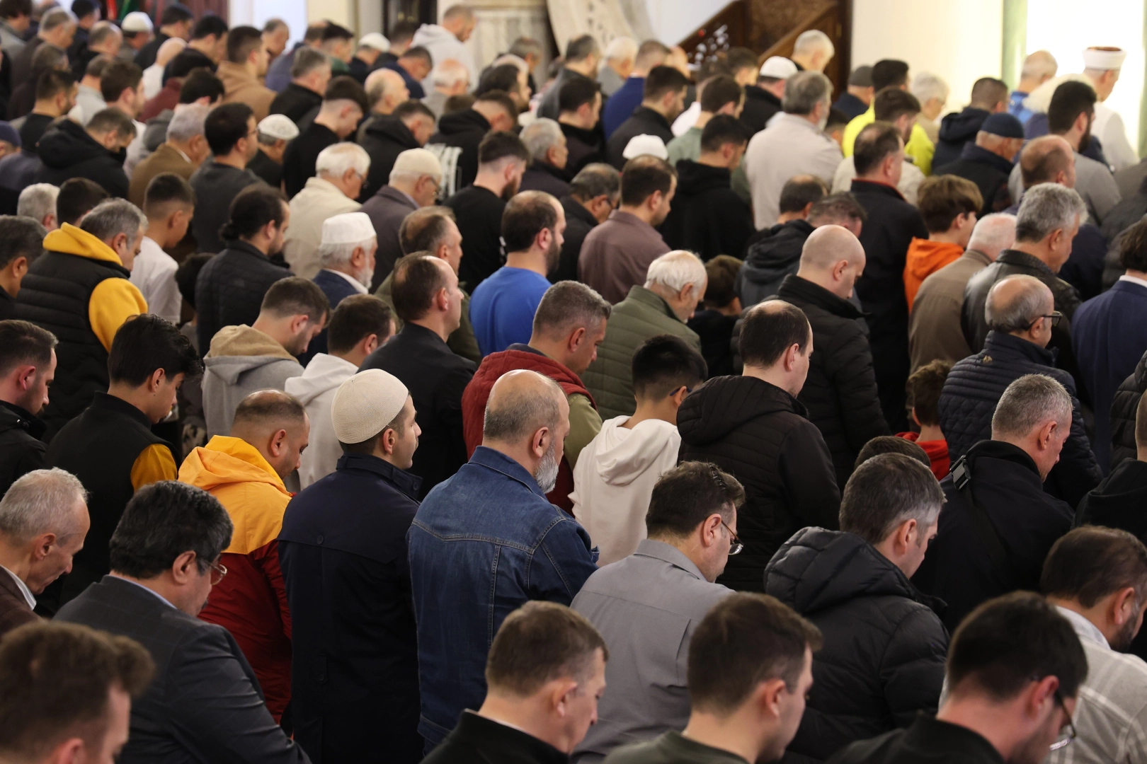 İzmir haber: Bayram namazında tarihi Hisar Camii'ne akın