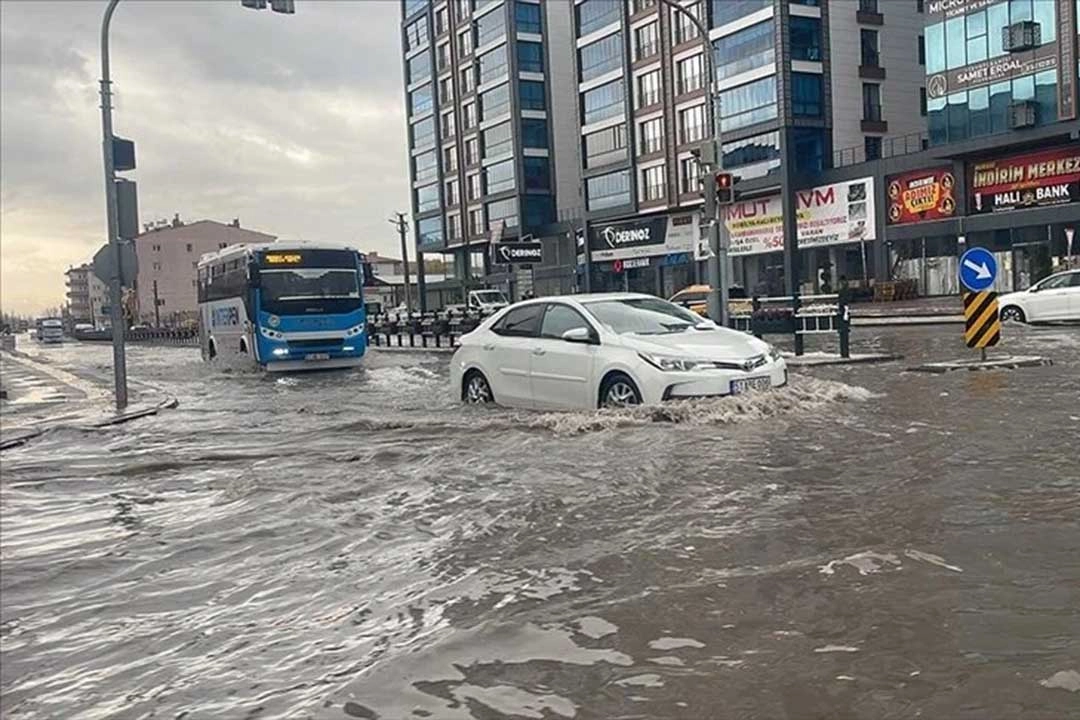 Niğde'de şiddetli yağış kazaya sebep oldu