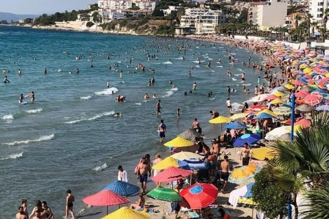 Kuşadası’na tatilci akını: Kente 184 bin araç giriş yaptı