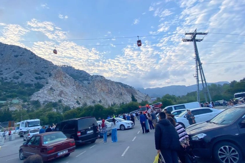 Antalya’da teleferik kabini seyir halindeyken düştü haberinin görseli