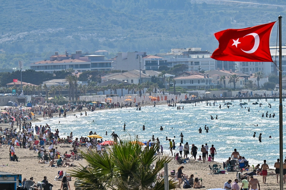 Bayram tatili ile deniz sezonu açıldı: Çeşme'de hareket var! haberinin görseli