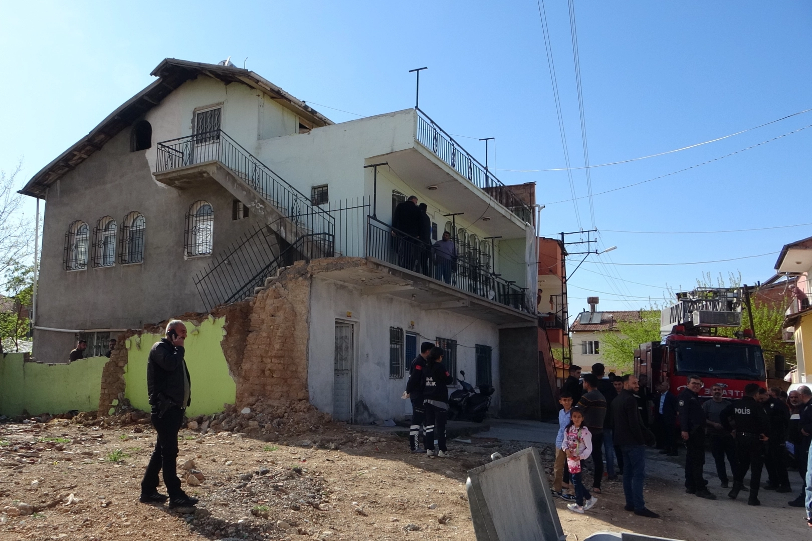 Malatya’da polislerin ikna etme mücadelesi: Boşanma sürecindeki eski polis memuru, kendini eve kapattı haberinin görseli
