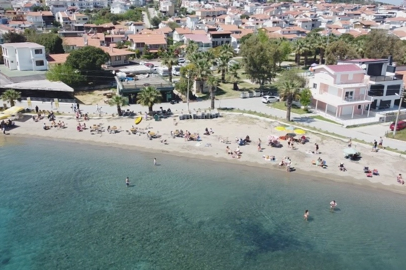 Tatilciler Foça’da sezonu açtı haberinin görseli