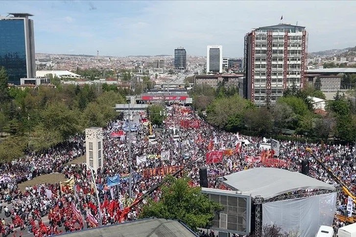 Türkiye, 1 Mayıs İşçi Bayramı’na hazırlanıyor haberinin görseli