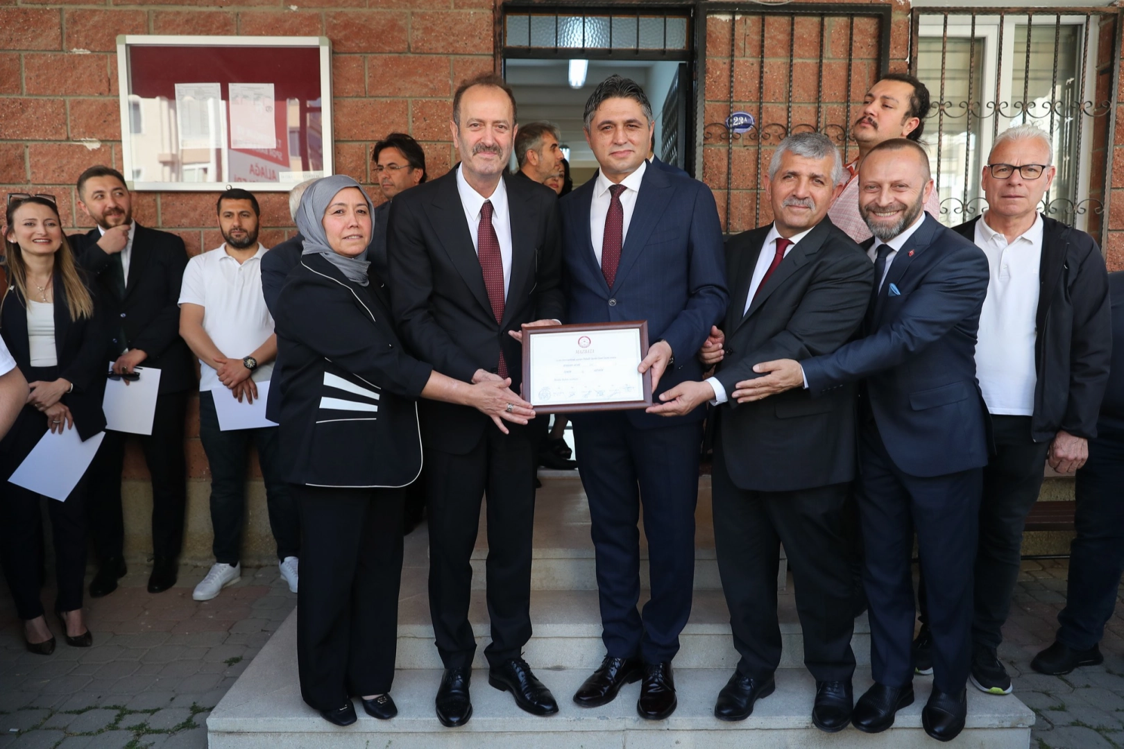 Üst üste üçüncü kez seçildi: Aliağa Belediye Başkanı Serkan Acar mazbatasını aldı haberinin görseli