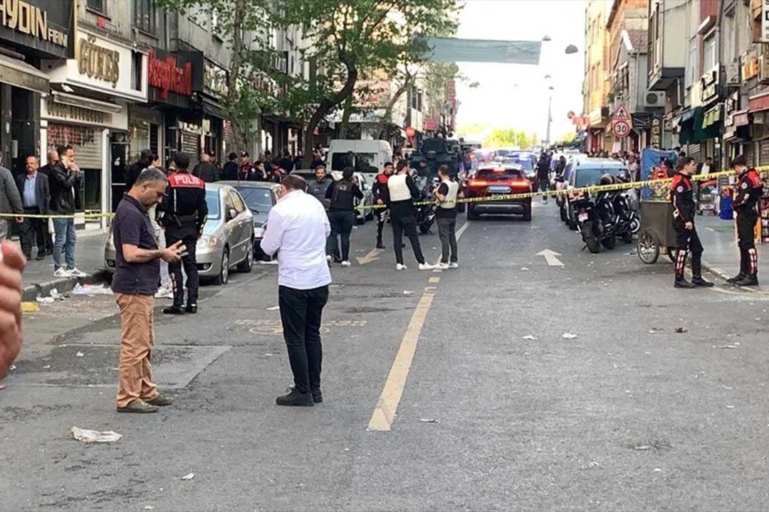 Beyoğlu'nda korku dolu anlar: 3 şüpheli çevreye ateş açtı