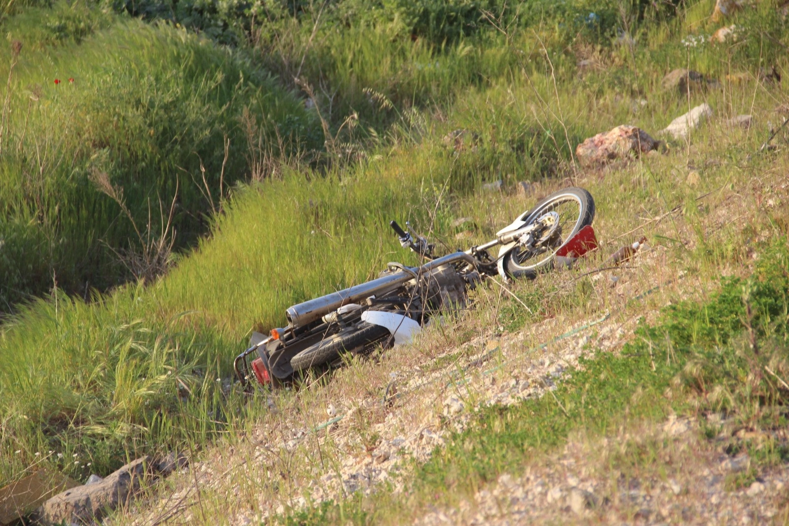 Çanakkale’de feci kaza: Bariyerlere çarpan motosiklet dere yatağına uçtu haberinin görseli