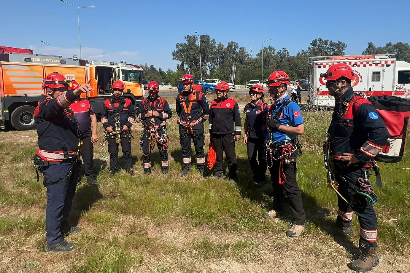 İzmir İtfaiyesi teleferikte mahsur kalanlar için kurtarma çalışmalarına katıldı