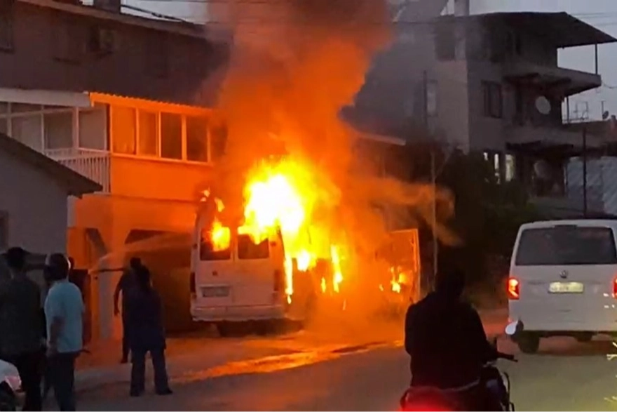 Muğla’da korkutan yangın: Minibüste çıktı, binaya sıçradı