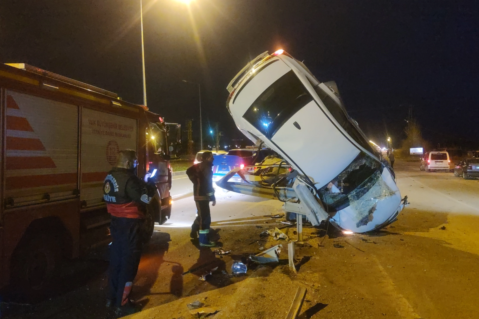 Bariyerlere çarpan otomobil dik şekilde asılı kaldı: 3 yaralı haberinin görseli