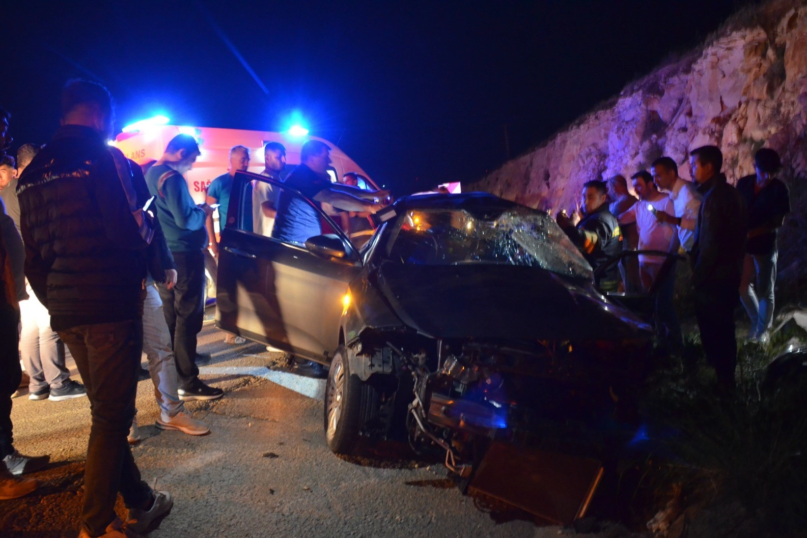 Aydın'da yolcu otobüsü otomobille çarpıştı: 4 kişi hayatını kaybetti haberinin görseli