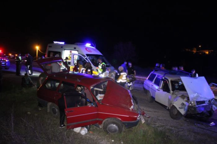 Çanakkale’de iki otomobil kafa kafaya çarpıştı: Çok sayıda yaralı var! haberinin görseli